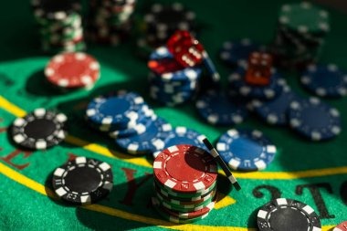 Dasbor promosi tiketslot menampilkan penawaran cashback mingguan, bonus reload, dan program rujukan teman